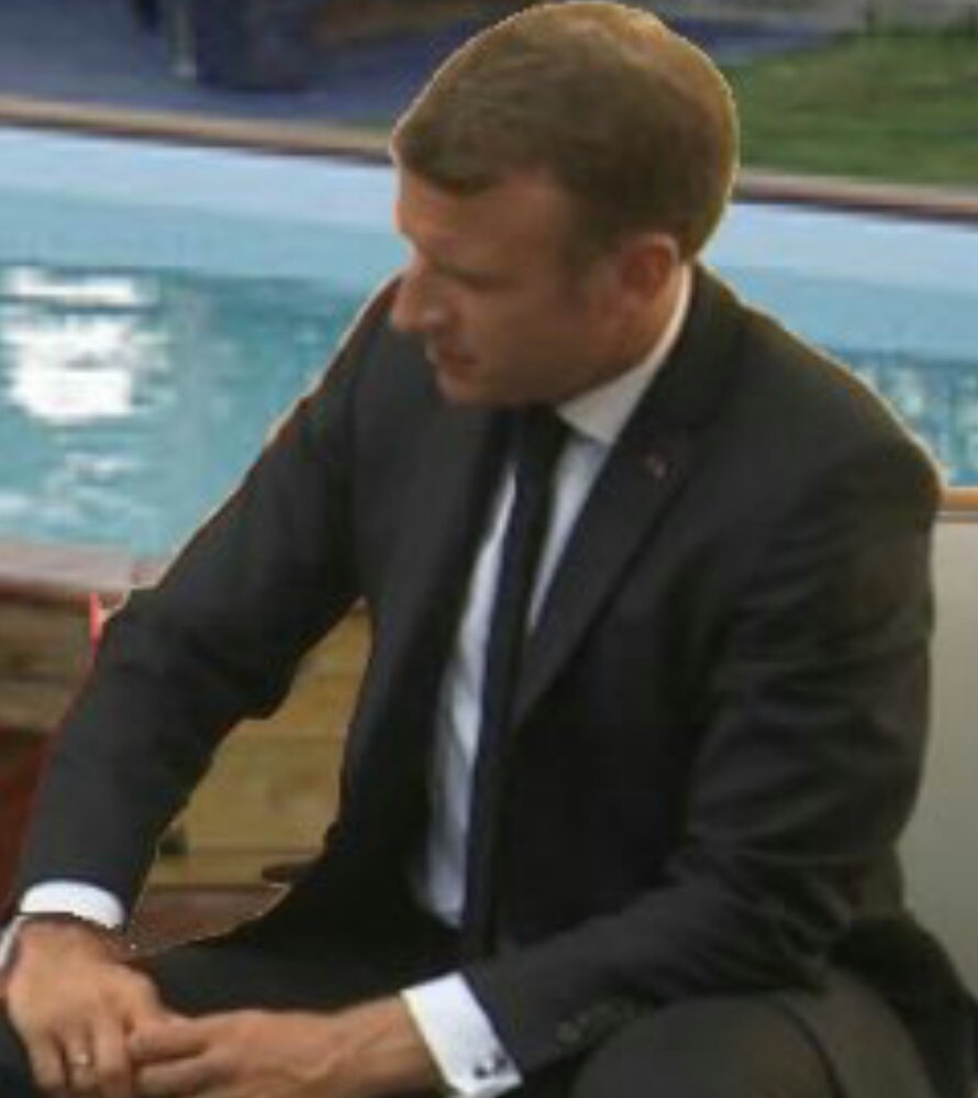 lcensur's tweet image. Apprends à détourer comme il faut avant de te lancer dans des montages photos parce que là...Même sans zoomer ça se voit un peu, mais alors quand on agrandit on voit que tu ne t'es pas appliqué du tout pour fabriquer ta fake-news ! 😂 😊
#Macron #MacronPoutine