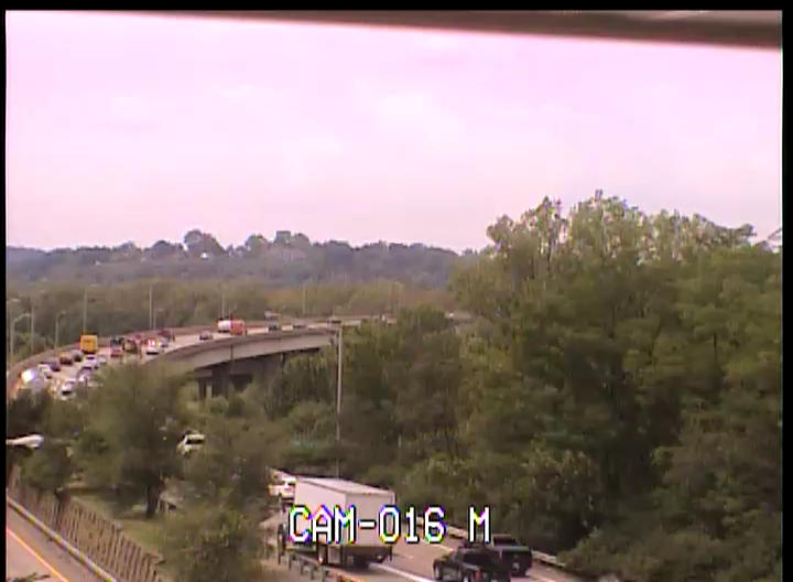 TRIMARCTraffic's tweet photo. #TrafficAlert: #Crash on I-64 West 0.4 Mm on the Sherman Minton Bridge in Jefferson County (#Louisville). The right lane is blocked.
#Knowbeforeyougo https://t.co/AOY2mh5VIS
