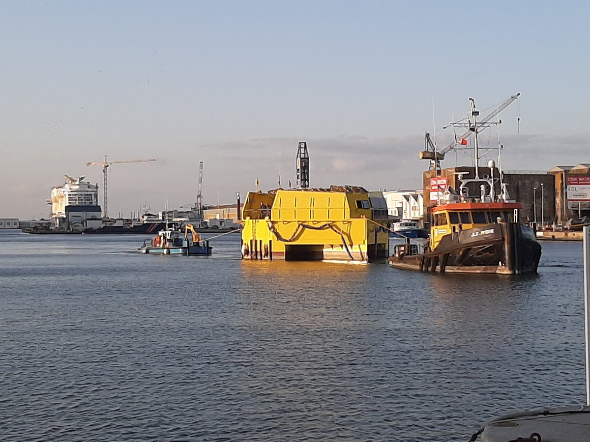 CoraDu44's tweet photo. Ça y est, la bouée #Wavegem quitte le bassin du port de #SaintNazaire @gepstechno #industrie #innovation #LoireAtlantique https://t.co/Agh0DfCCDT