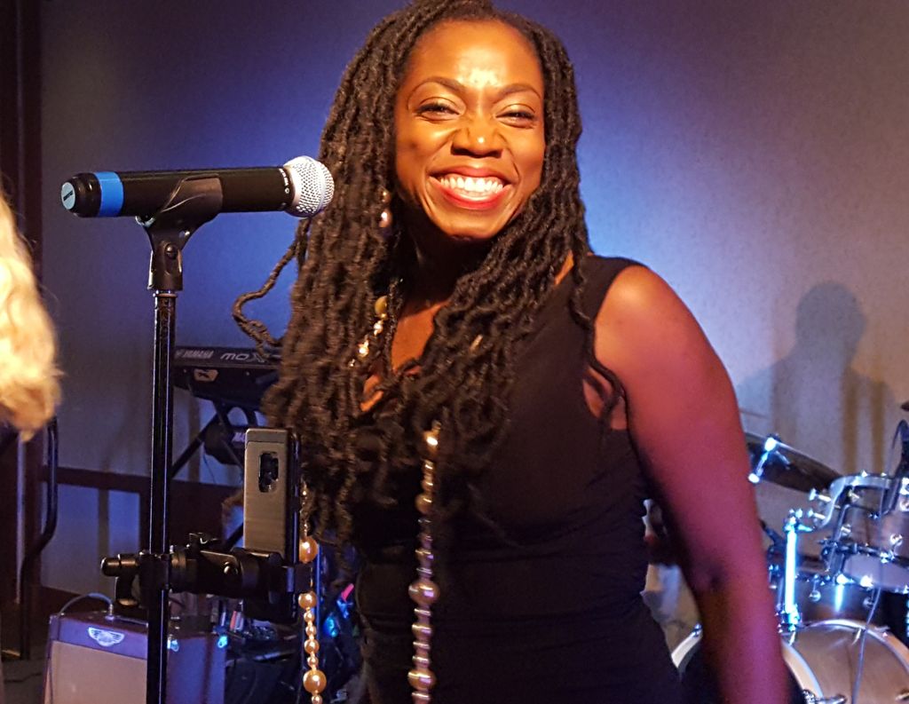 AtlantaWeddings's tweet photo. Atlanta Beat's smiling lovelies can flat sing it. #atlantabeatbeauties #smilinglovelies #realsingers #funteam https://t.co/UNBoRcF0BZ