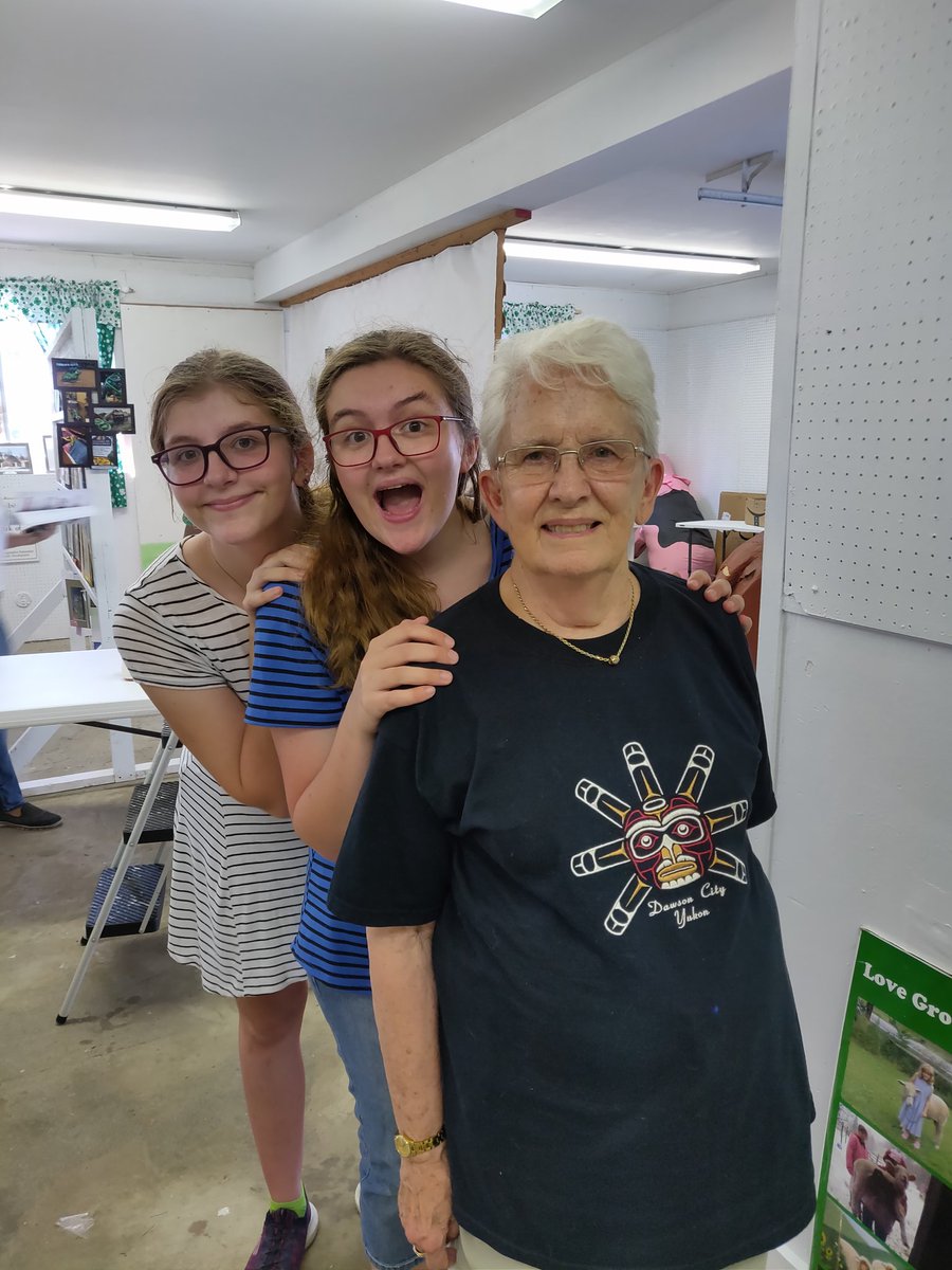 Shaveblade's tweet photo. Cosette '23 @VeederShave says good bye to friends & family as she prepares to move into @MaryWash tomorrow. #collegebound #dcfair https://t.co/6QzSBEWzVC