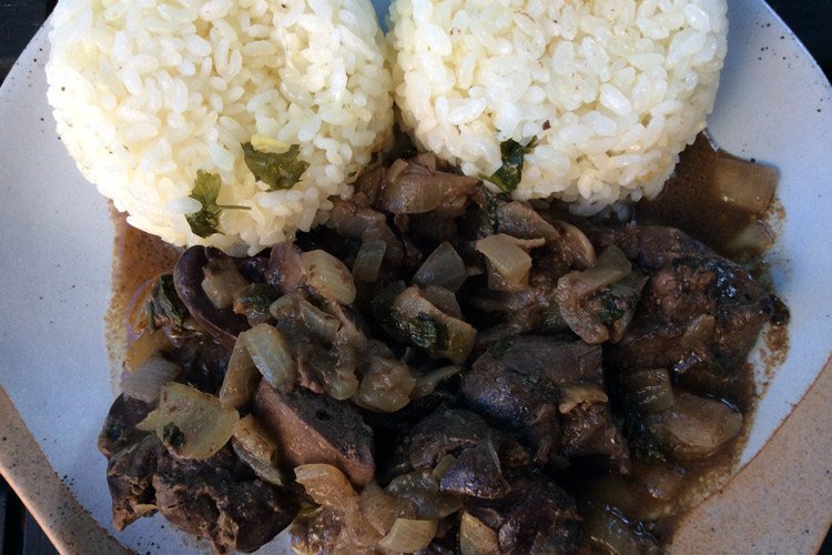 comerbeber's tweet photo. #Receta de #higaditos de #pollo guisados con abundante #cebolla y #vino blanco, una receta simple y deliciosa que se suele acompañar con arroz blanco. https://t.co/OmAwVEIB8Q https://t.co/NLjiIZ34ap