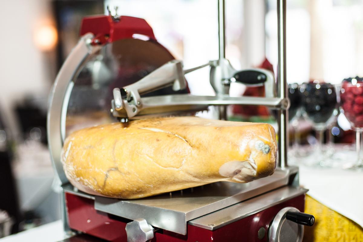 ILPostinoNYC's tweet photo. Freshly baked and freshly sliced just for you. https://t.co/YwKCVL66Aa