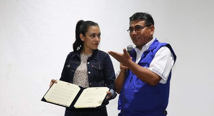 Adriana1989sa's tweet photo. En la Escuela de Formación de Maestros #EnriqueFinot exponiendo sobre el documental #ElRobo y el daño económico producido por la enajenación de nuestras empresas públicas en la época neoliberal por un valor aproximado de USD 22 mil millones. Épocas a las que no debemos retornar. https://t.co/PyQXyjVRDx