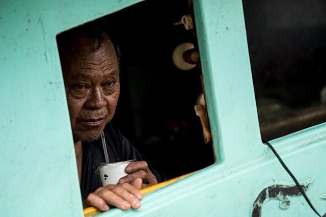 erickyin's tweet photo. Fisherman’s face from the small window of a boat
#fisherman #fishermen
#fishing #boat
#window #portrait
#vessel #face
#life #snapshot
#Taiwan #taiwan_dream
#justgoshoot #iFormosa
#serialshooters #theimaged
#availablelightonly #photowalk
#portraitphoto… https://t.co/PCLDqHSagW https://t.co/UDDQD4OiKZ