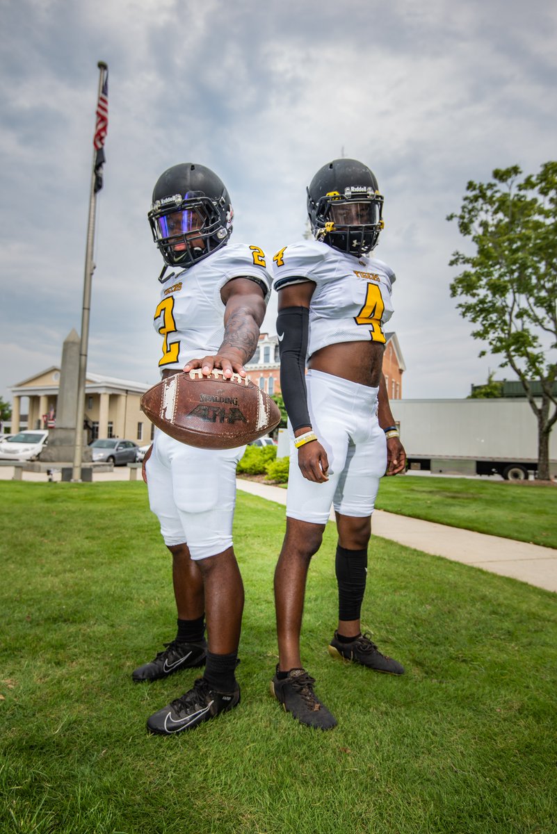 CovNewsSports's tweet photo. ICYMI: Check out the #NewTEN Top 10 (+1)intro video & individual player reveals ALL at once! Then read about the county's best! @AlcovyFootball @AthleticsNewton @EastsideFB @Coach_THoff @CoachCamJr @CoachPapaDukes @RecruitGeorgia @samcrenshaw23
VIDEO: https://t.co/jhyjsPqSUT https://t.co/aNawPbYs45