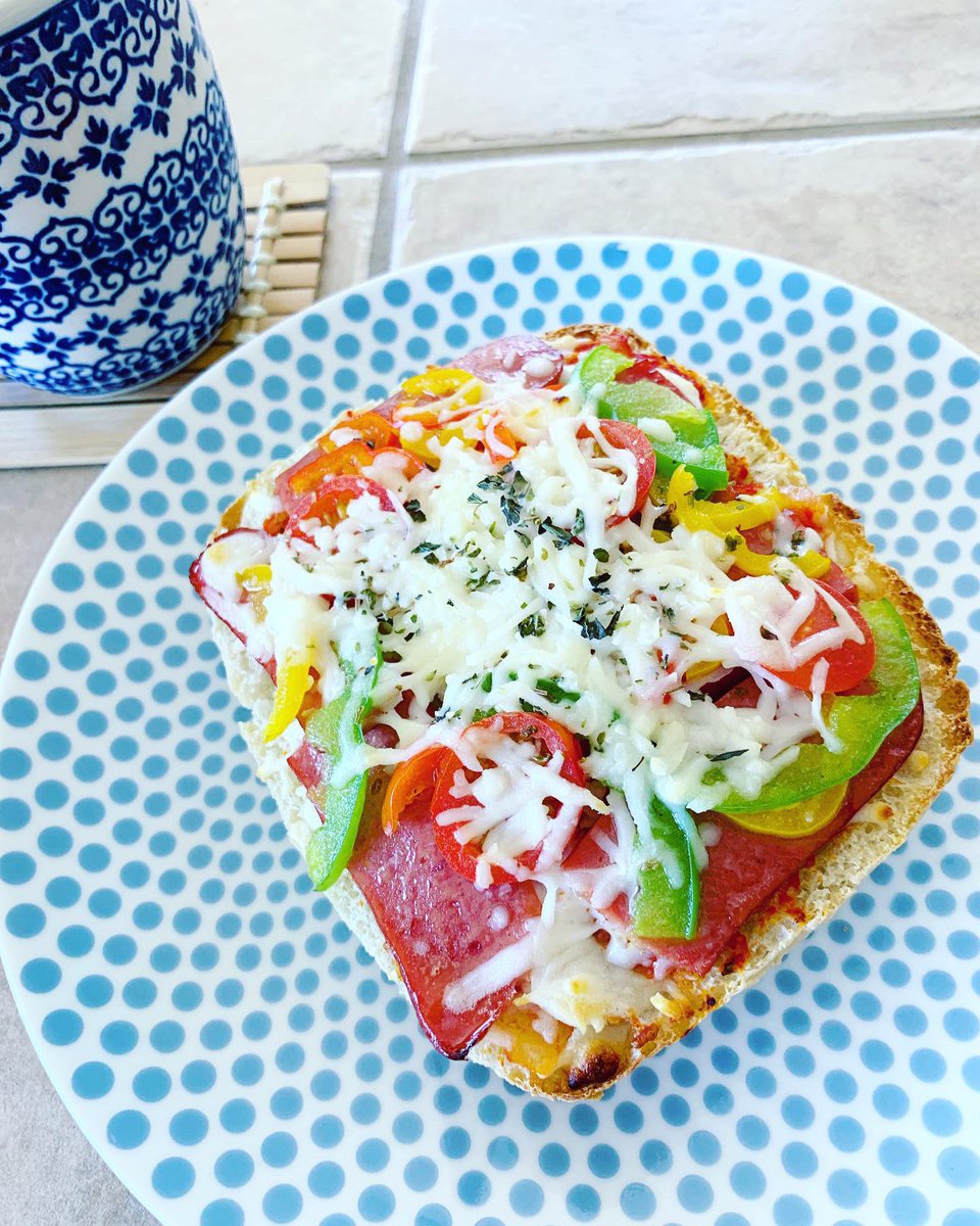 tideblue's tweet photo. Pizza toast
TLで知って作ってみた!ランチ用にめっちゃ便利!🙌 日本の食パンの代わりにCiabattaというイタリアンブレッドを半分に切って台にしてピザっぽい具を乗せるだけ😋
#mobilephotography #shotoniphone #foodie #food #foodporn #ピザトースト #pizzatoasts #夏休みのランチ https://t.co/T00onfgGL6