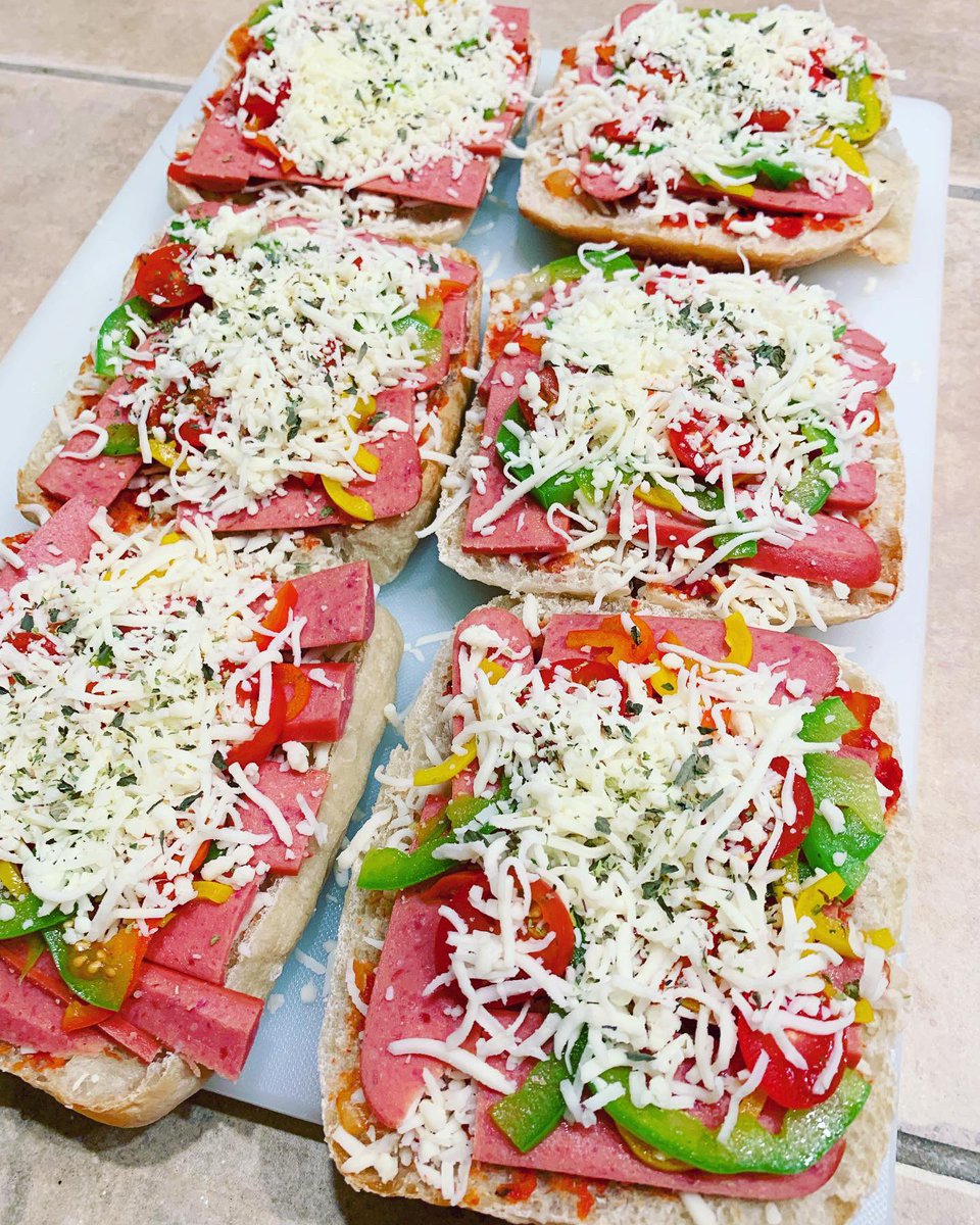 tideblue's tweet photo. Pizza toast
TLで知って作ってみた!ランチ用にめっちゃ便利!🙌 日本の食パンの代わりにCiabattaというイタリアンブレッドを半分に切って台にしてピザっぽい具を乗せるだけ😋
#mobilephotography #shotoniphone #foodie #food #foodporn #ピザトースト #pizzatoasts #夏休みのランチ https://t.co/T00onfgGL6