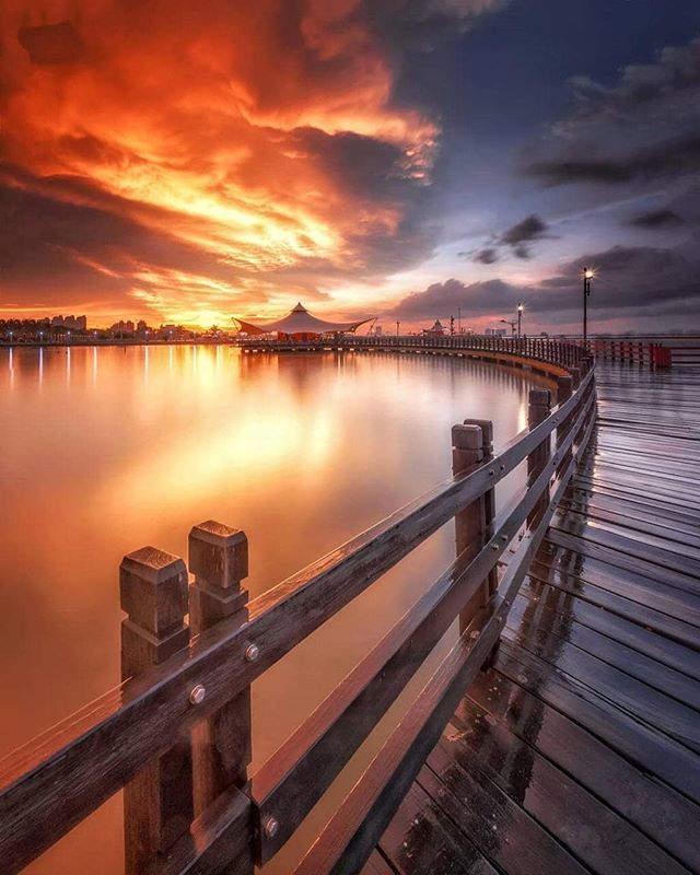 anggra1182's tweet photo. When the sky turned red over Ancol, Jakarta. 📸 @lgh_landscape_photography
.
.
#wonderfulindonesia
#indtravel
#indonesiatourism
#visitindonesia
#genwi
#genwiSG2019
#singapore
#batam
#bintan
.
.
@indtravel @kemenpar https://t.co/saTeZYvyyI https://t.co/ohprCDH9oe