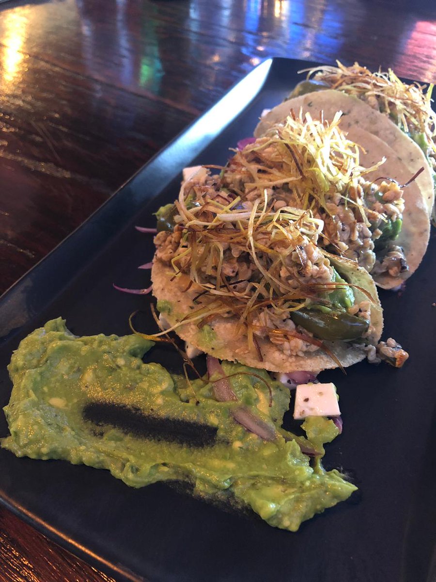 FoodandTravelMX's tweet photo. Probamos cinco tipos de chiles rellenos con preparaciones muy originales: serrano relleno de aguacate y escamoles; poblano con cecina de Yecapixtla, cubierto con salsa de frijol y guajillo; y uno hojaldrado con cuatro quesos: cabra, mozzarella, parmesano y gouda, en @FoodTCMX https://t.co/PN715Xk5zD