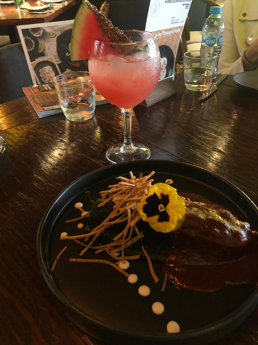 FoodandTravelMX's tweet photo. Probamos cinco tipos de chiles rellenos con preparaciones muy originales: serrano relleno de aguacate y escamoles; poblano con cecina de Yecapixtla, cubierto con salsa de frijol y guajillo; y uno hojaldrado con cuatro quesos: cabra, mozzarella, parmesano y gouda, en @FoodTCMX https://t.co/PN715Xk5zD