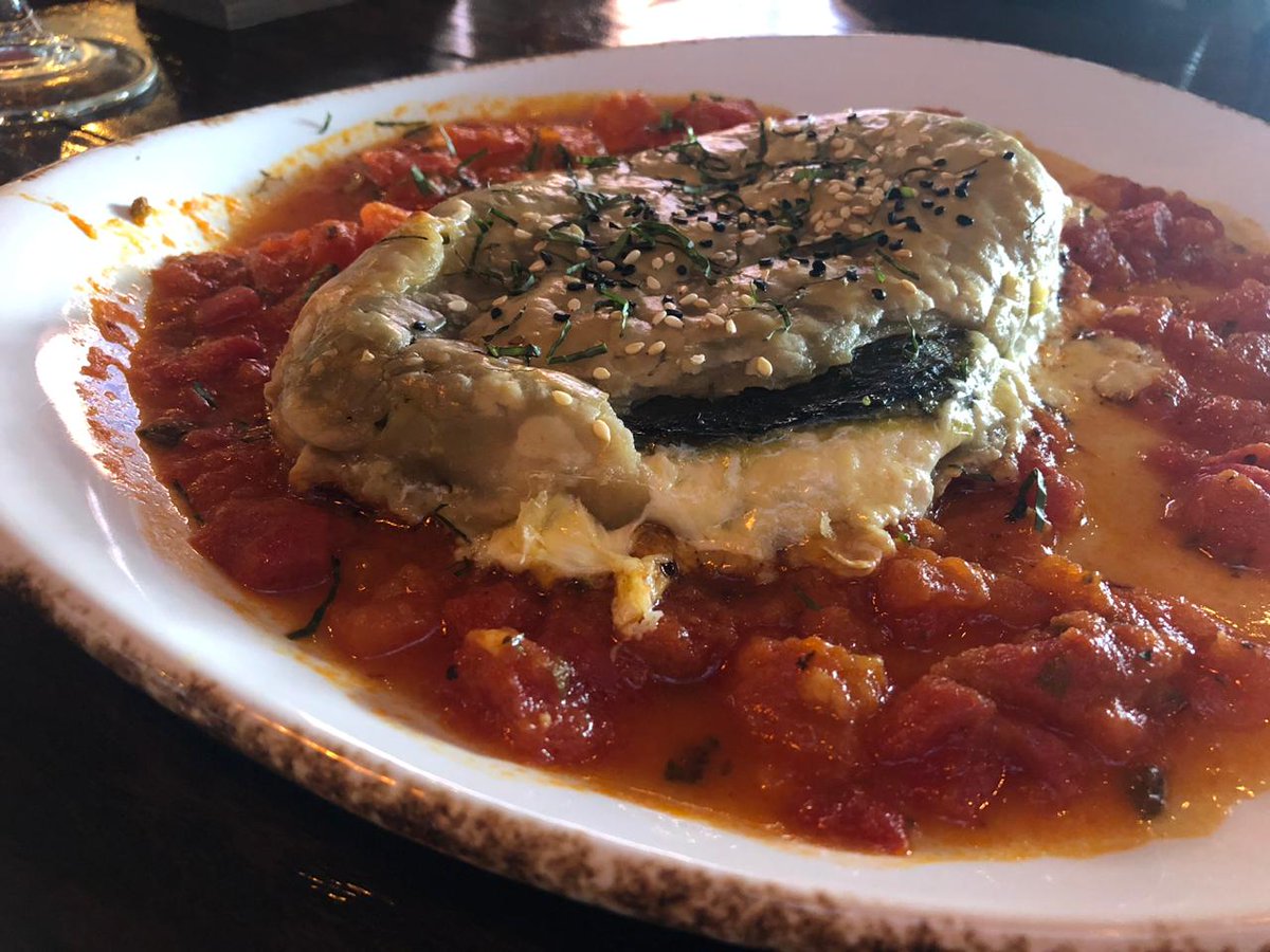 Probamos cinco tipos de chiles rellenos con preparaciones muy originales: serrano relleno de aguacate y escamoles; poblano con cecina de Yecapixtla, cubierto con salsa de frijol y guajillo; y uno hojaldrado con cuatro quesos: cabra, mozzarella, parmesano y gouda, en <a href="/FoodTCMX/">Food Trade Center</a>