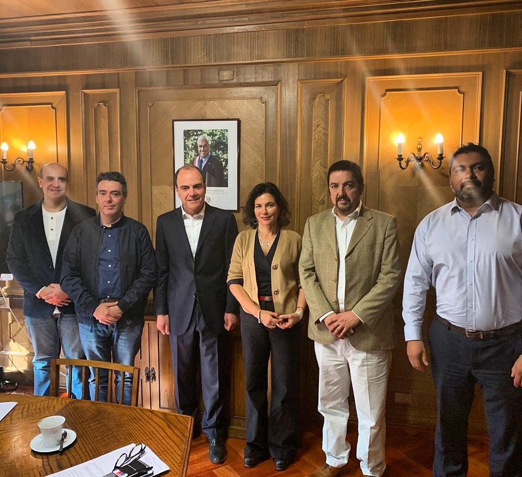 tasador_asatch's tweet photo. Directores de #asatch se reúnen con Ministro de #vivienda y #urbanismo #CristianMonqueberg para tratar temas de participación y difusión del gremio en el ámbito del valor del suelo y el apoyo del #Minvu hacia la asociación para el desarrollo del proyecto de normas nacionales https://t.co/fDyim7qY3s