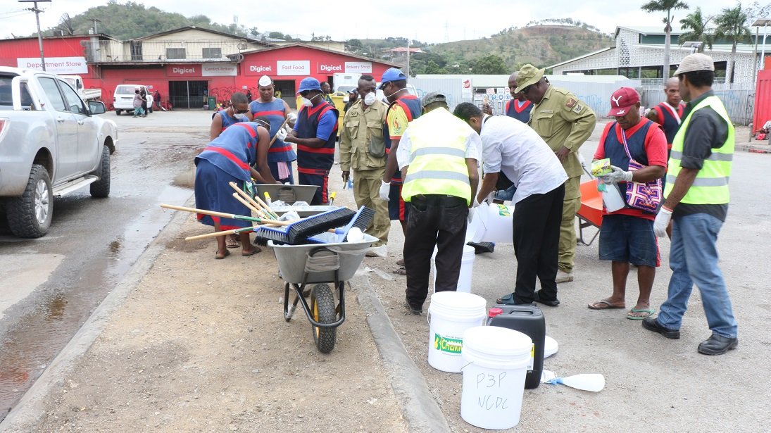 pngscribe's tweet photo. Low risk inmates at Bomana prison are helping to clean up Gordons, one of Port Moresby's filthiest suburbs https://t.co/nR8iqbBfp3