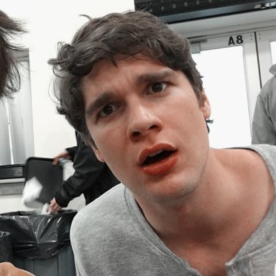 ╰─► Ficha⨾ @newhamrol
(No hay gifs así que pongo foto) 

✷ Nombre: Clark Beecher
✷ Edad: 17
✷ Fc: Spencer House
✷ RichKid o Democracia: Democracia. 

 ❝Algo o alguien hizo que termináramos aquí, nuestro deber es saber quién o qué❞