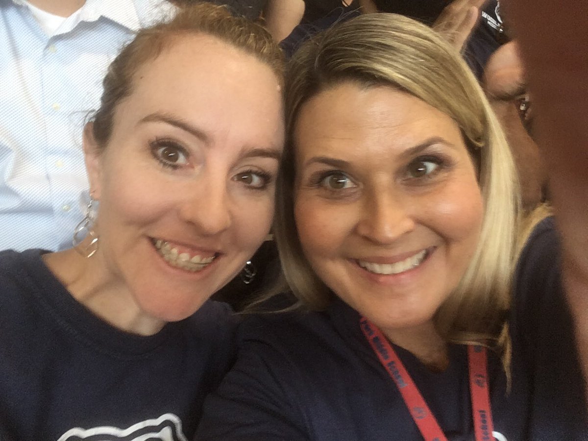 WPMSMrsO's tweet photo. Late on the draw BUT today for the #FirstDayOfSchool2019 for @WPMSBulldogs in @SMUSD .  Thanks to @Jmefox30Owner for being my #friendfriend and #coteacher .  #scienceclassisbestclass https://t.co/Hc7LHKg7B8