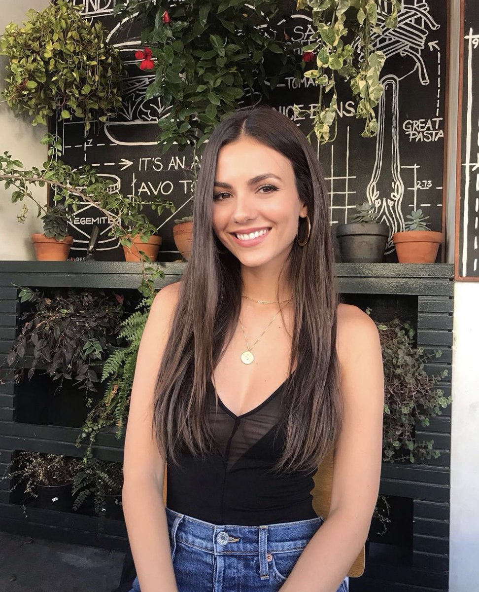 VictoriaJustice's tweet photo. Fun fact: one of my buttons was undone on my pants so I had to crop it out 🤷🏻‍♀️. Also, I’m double jointed on the inside part of my arms by my elbow. 
Ok, that’s all for now! Byyeeee 👋🏼 #themoreyouknow https://t.co/4NU74qt0La