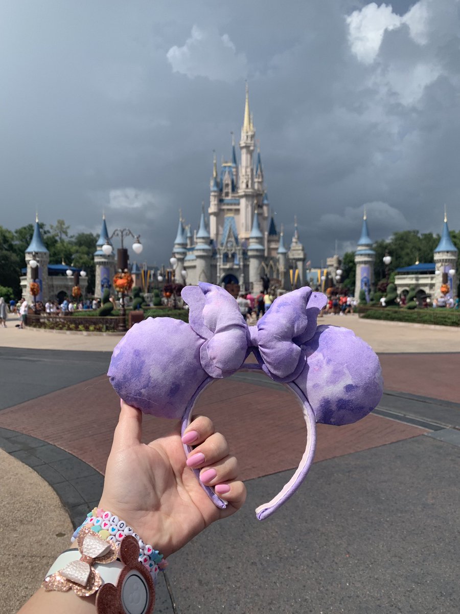 mariguz21's tweet photo. Happy release week! 💗 3 #LoverBracelets and #LoverIn3Days @taylorswift13 @taylornation13 Ears by @wanderingswifty https://t.co/3lYetCFWpQ