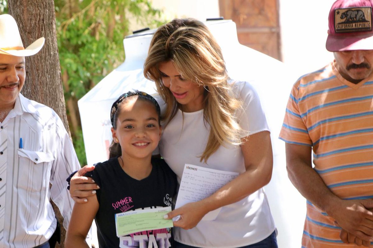 ClaudiaPavlovic's tweet photo. Llevamos a #SanJavier obras de pavimentación, apoyos, acciones de vivienda y becas para apoyar a jóvenes. ¡Me dio mucho gusto visitarlos! Y nos vamos a #SuaquiGrande, ahí también vamos con buenas noticias. https://t.co/dIsrETHFdE