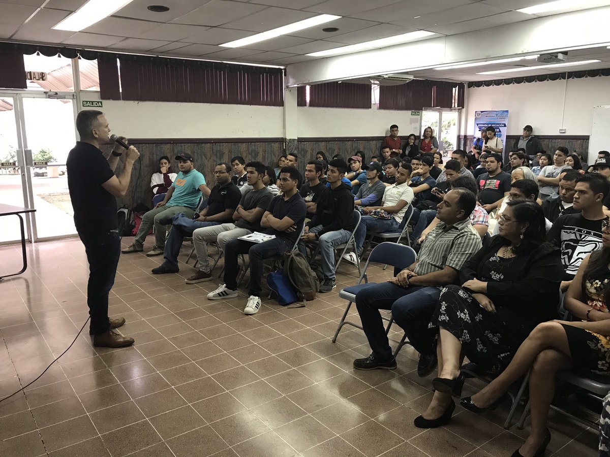 drvvillarrealc's tweet photo. #Gitce y @CiudaddelSaber en @utp_chiriqui organizan la conferencia Emprendiendo a través de la tecnología. Momento para compartir experiencias con los estudiantes. Invitado con conferencista Ilan Shatz. https://t.co/8bR9B8KwG2