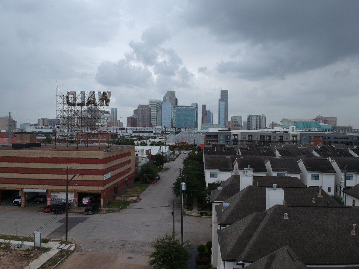 Homeinspect281's tweet photo. Home Inspection on the east side of downtown Houston. Nice little drone pic. https://t.co/u01uOFfAgX