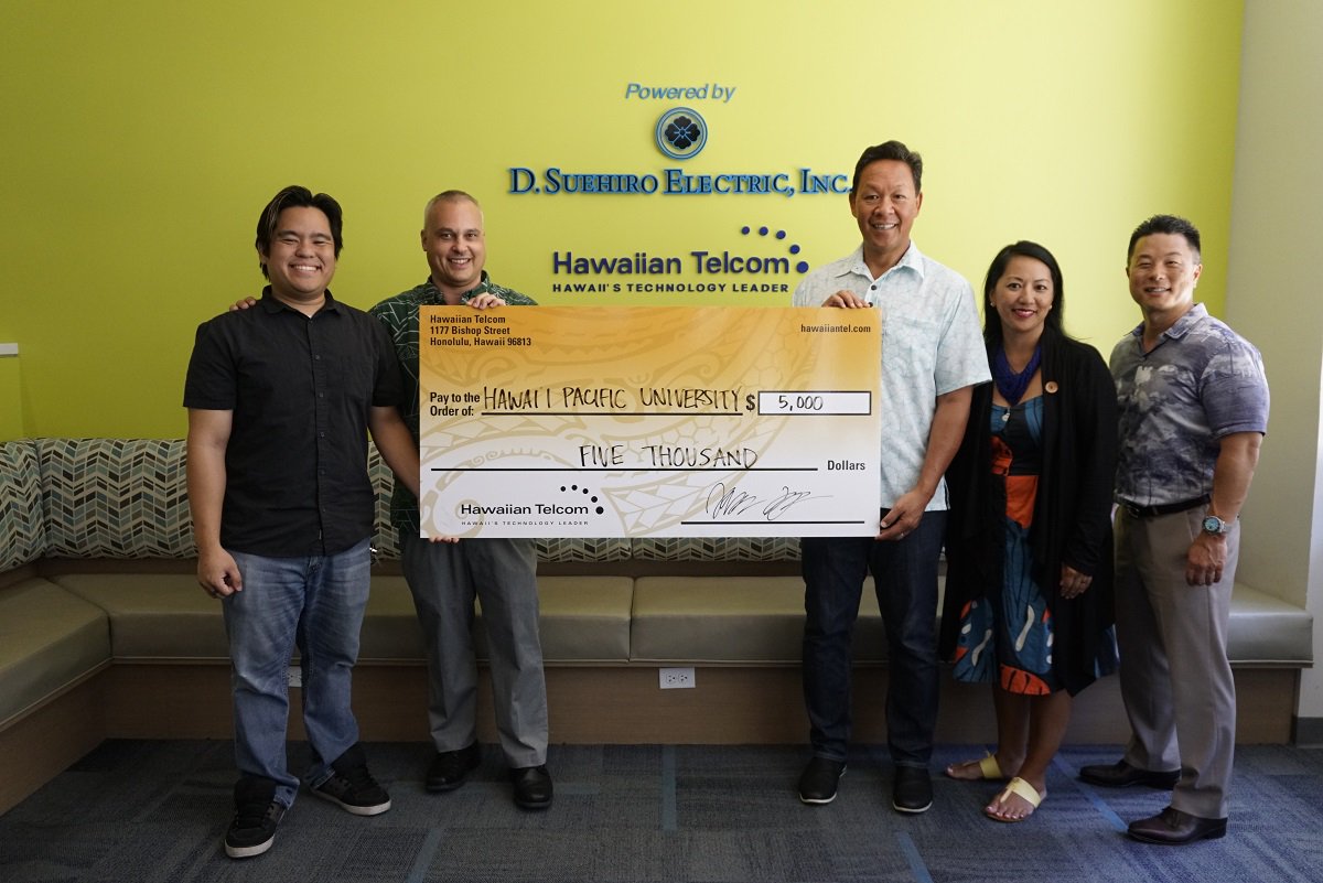 HawaiianTel's tweet photo. We’re proud to support @HPU’s eSports program, which is the first in Hawaii to offer scholarships for eSport athletes. HPU’s eSports arena is available not only to their athletes, but also open to the public with gaming rigs, virtual reality stations & more. #CommittedToHawaii https://t.co/6jH4mqZCig