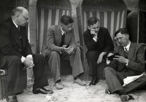 dgriffinchess's tweet photo. Zandvoort, July 1936.  Savielly Tartakower, Paul Keres, Reuben Fine and Max Euwe are photographed during an excursion to the beach.
(Credit: unknown, via https://t.co/e2iVaUnEJR.) #chess https://t.co/9gBrGYk1gm