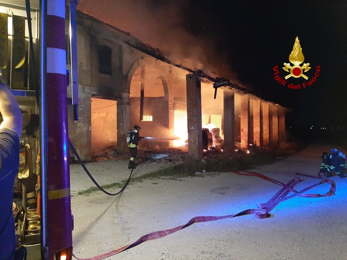 vvfveneto's tweet photo. #20Agosto 20:40 #EracleaMare(VE), #incendio di un casolare adibito a ricovero mezzi agricoli. #vigilidelfuoco con 4 automezzi e 12 operatori circoscrivono le fiamme. In corso di spegnimento gli ultimi focolai #soccorsiquotidiani https://t.co/6kvchg89u1