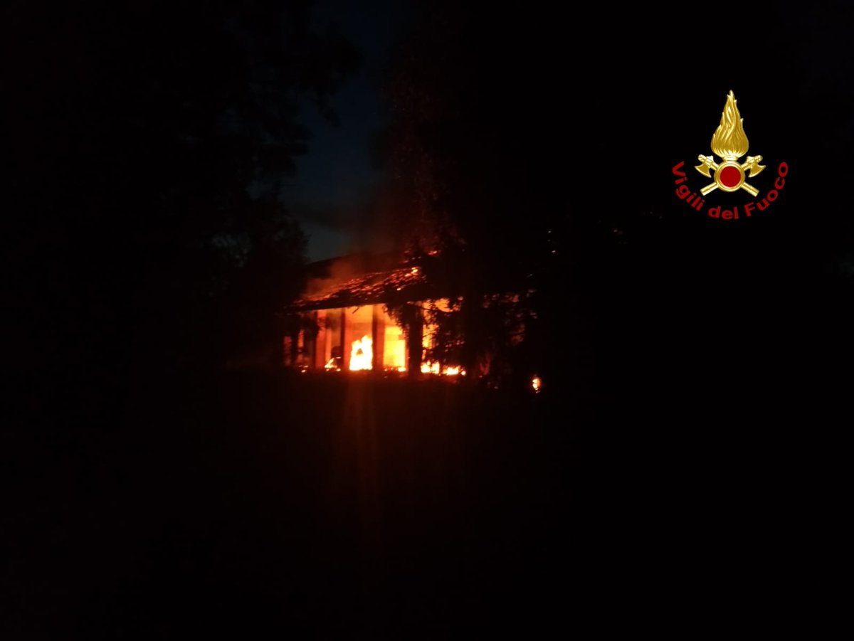 vvfveneto's tweet photo. #20Agosto 20:40 #EracleaMare(VE), #incendio di un casolare adibito a ricovero mezzi agricoli. #vigilidelfuoco con 4 automezzi e 12 operatori circoscrivono le fiamme. In corso di spegnimento gli ultimi focolai #soccorsiquotidiani https://t.co/6kvchg89u1