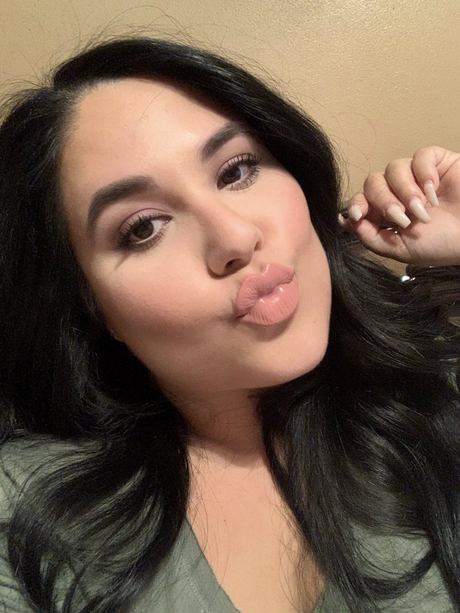 anxiousjayy's tweet photo. Blessing your feed with a little me! 🙋🏻♀️💕@boxycharm @tartecosmetics @MACcosmetics and a little Chula gloss ain’t never hurt nobody @AlamarCosmetics #nofilter #perolike #10poundsofmakeup https://t.co/JW8w2QADaU