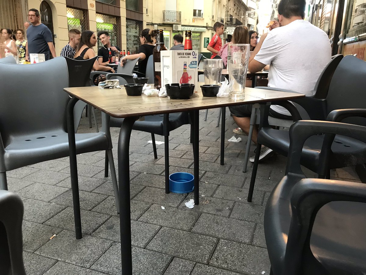 AlicciaArroyo's tweet photo. En el @StPatricksAB ponen unos cuencos con agua para los perretes que vienen a la terraza. 🥰🐶 https://t.co/XPGv7zNLPx
