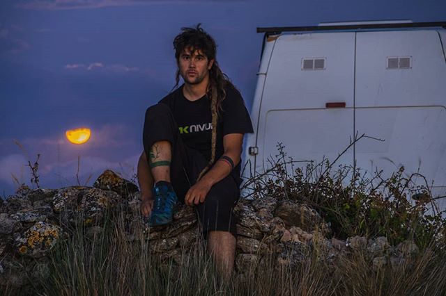 bcnparapent's tweet photo. Vidas salvajes al filo del vacio #bonanit🌙 #libresysalvajes #freedom #fullmoon #llunaplena #nitsdellunaplena #bcnparapent #catalunyanatura #lifevan #nidiosniamo #passatgersdelvent #parapent #niviuk https://t.co/nWHDybkNk7 https://t.co/QwLU6P6ebP
