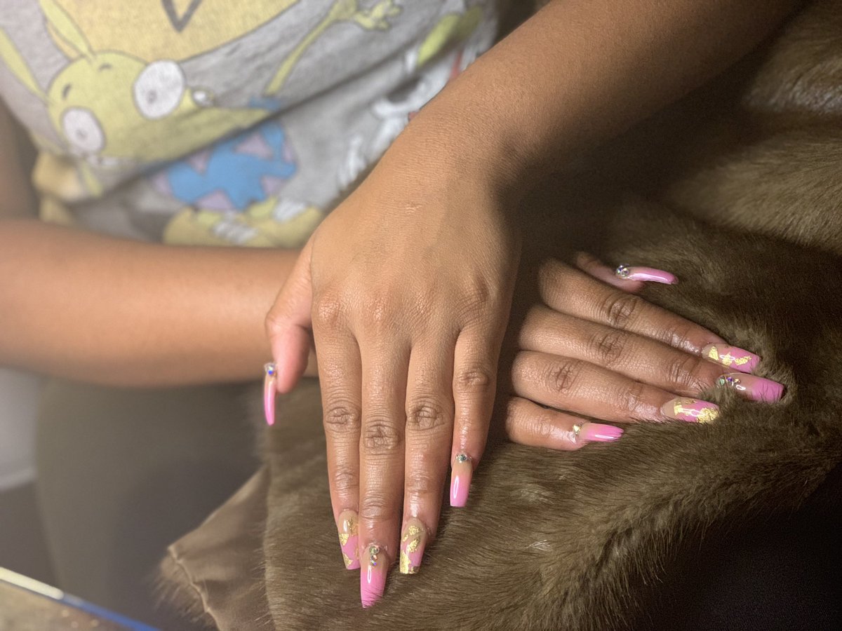 thenailplug1's tweet photo. I’ve been doing nails for about a month , I’m a sophomore at USM and I am very affordable so retweet this for me because potential clients might be on your page , thanks💅🏾 #USM20 #USM21 #USM22 #USM23 https://t.co/MNhUxRV2KP