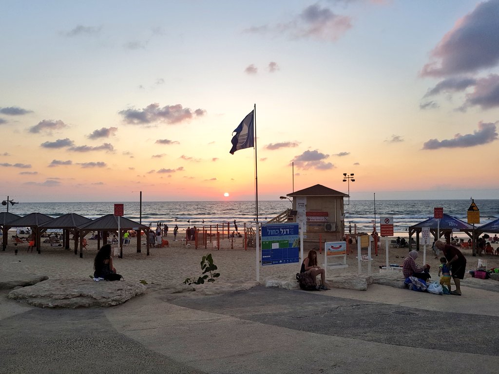 YossiZilberman's tweet photo. Sunset in Tel aviv, atardecer en Tel aviv 🤩🌅🇮🇱 https://t.co/ZplQE7RlCN