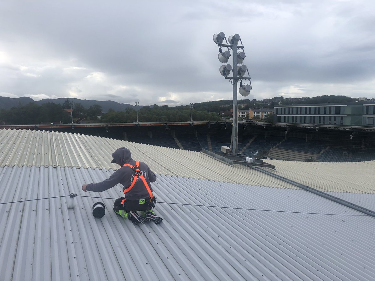Siste del av senene montert på sr bank arena idag Satse på lite måker fremover nå🚜🦅