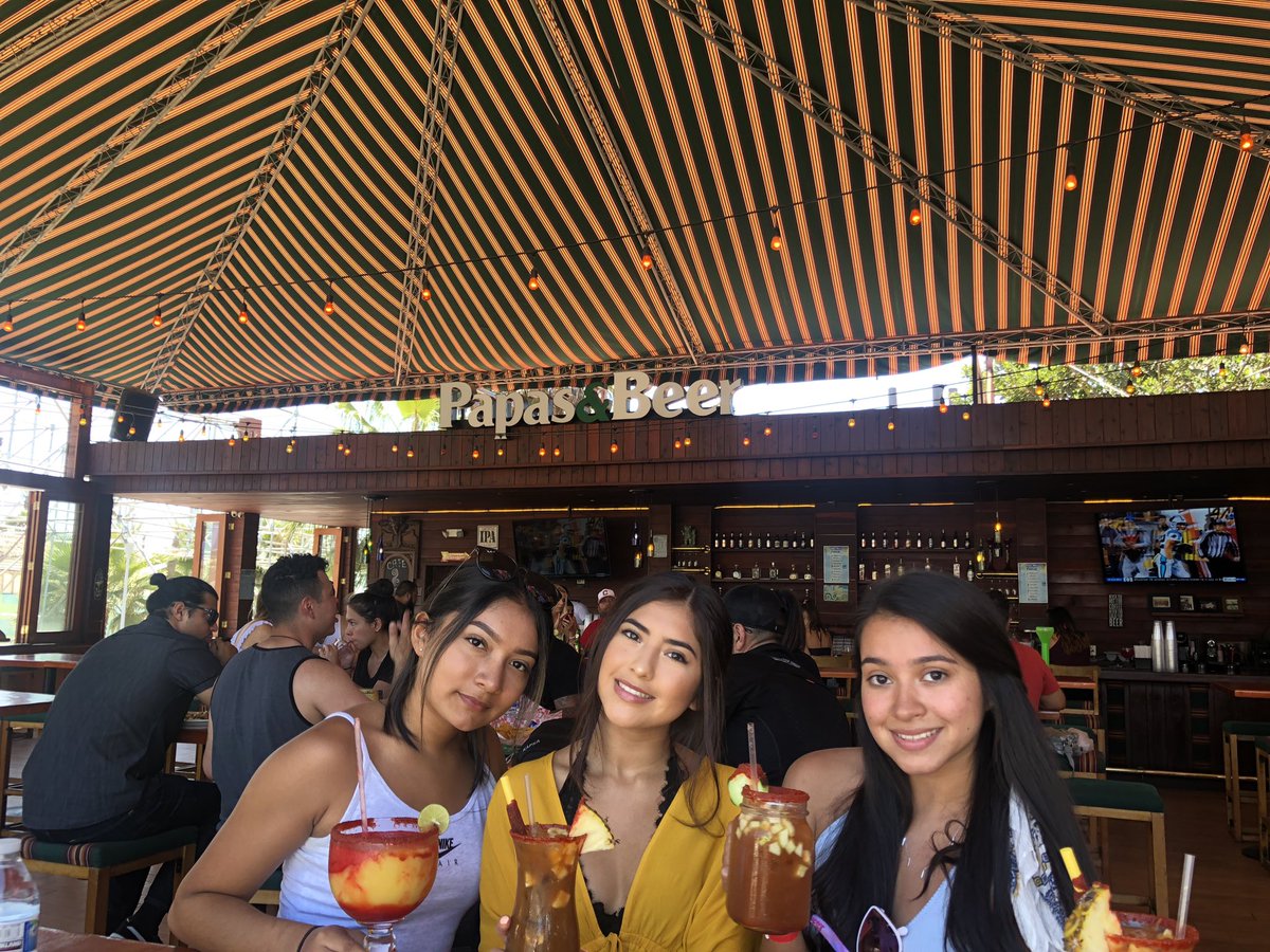 cassyselenaa's tweet photo. Baja beach fest w my girls 🦋 https://t.co/WModGnm0dF