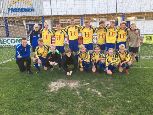 SCFraneker's tweet photo. Vanavond speelde SC Franeker JO15-1  in het nieuwe shirt van onze jeugd hoofdsponsor @HFSchilder. Helaas werd deze wedstrijd verloren maar deze puike shirts mogen er prima zijn! ⚽️ https://t.co/u2IdB1ydGu