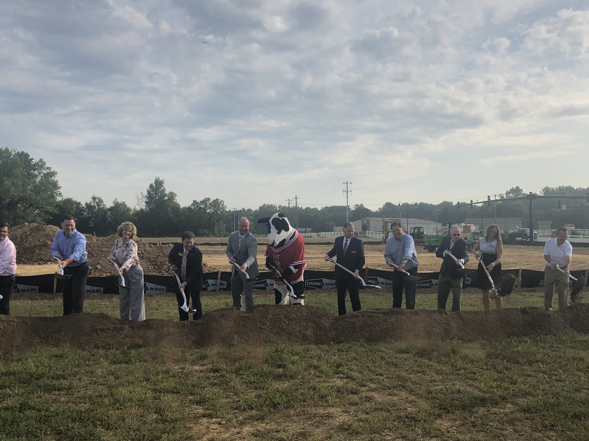 Lisa_Stemler's tweet photo. Breaking Ground for the new Chick-fil-A #JHSRedDevils #AcademiesofGC #jhsbandrocks https://t.co/mzCSKcVIgy