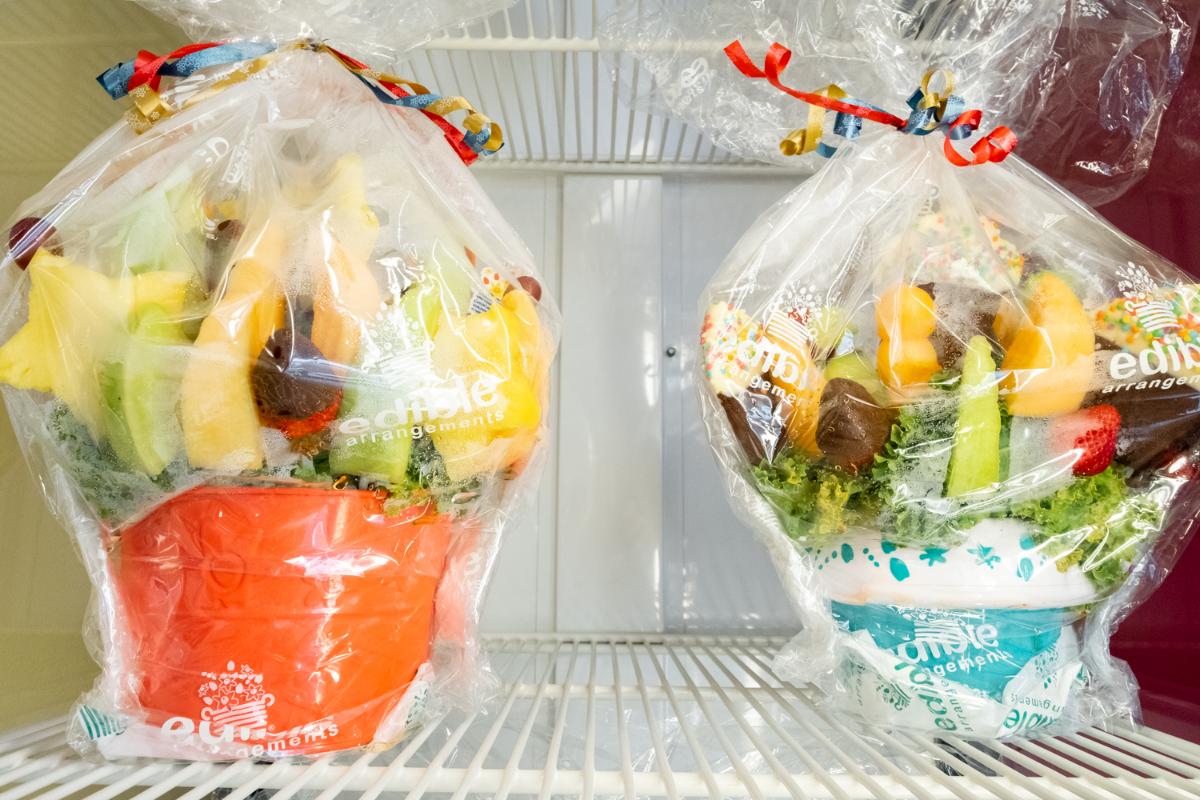 EdibleGroveCA's tweet photo. It may be hot outside, but it's nice and cool in our pick-up fridge! We'll make sure your arrangement stays fresh. ❄️ #EdibleArrangements https://t.co/lmoEVuPVWX
