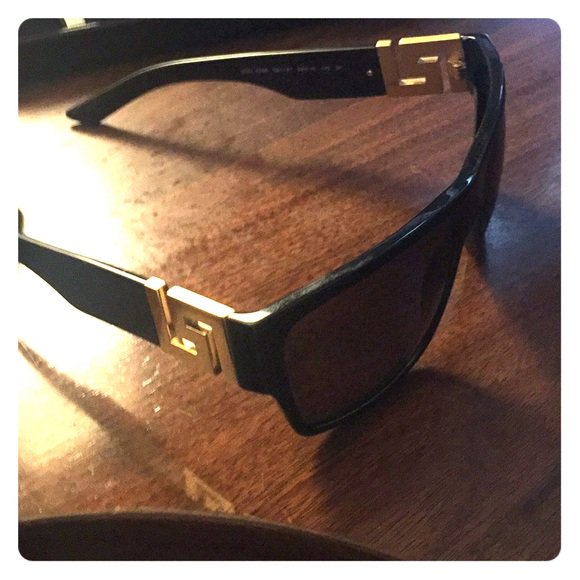 GeorgeannSwiger's tweet photo. So good I had to share! Check out all the items I'm loving on @Poshmarkapp from @carrieanne_blue @myrnais46 #poshmark #fashion #style #shopmycloset #anneklein #versace #escada: https://t.co/INcfnySClR https://t.co/0P4OmWDCfS