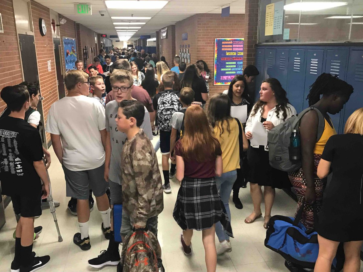 ThompsonR2J's tweet photo. Today is the first day of school for 7th and 8th graders at Turner Middle School. 
Here are a few shots from the campus. 
#2019Back2School
#TurnerMiddleSchool
#WeAreThompson
#ThompsonSchools https://t.co/KwwZ9NjPrr