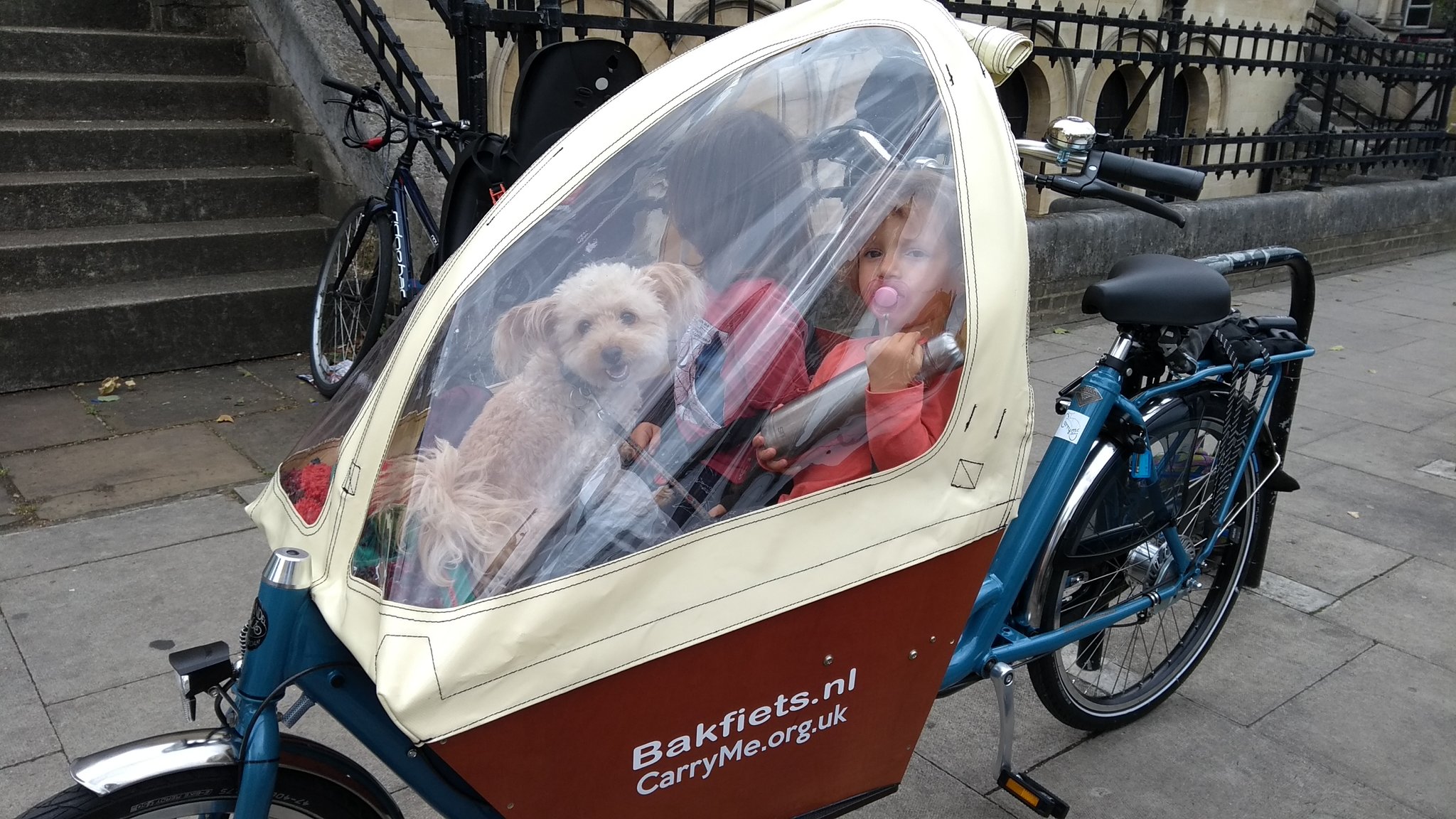 CarryMe Bikes C.I.C. on X 5 Bakfiets Short can take baby in maxi cosi or support seat inside the box 9 35kg child on rear rack child seat or 1 or 2
