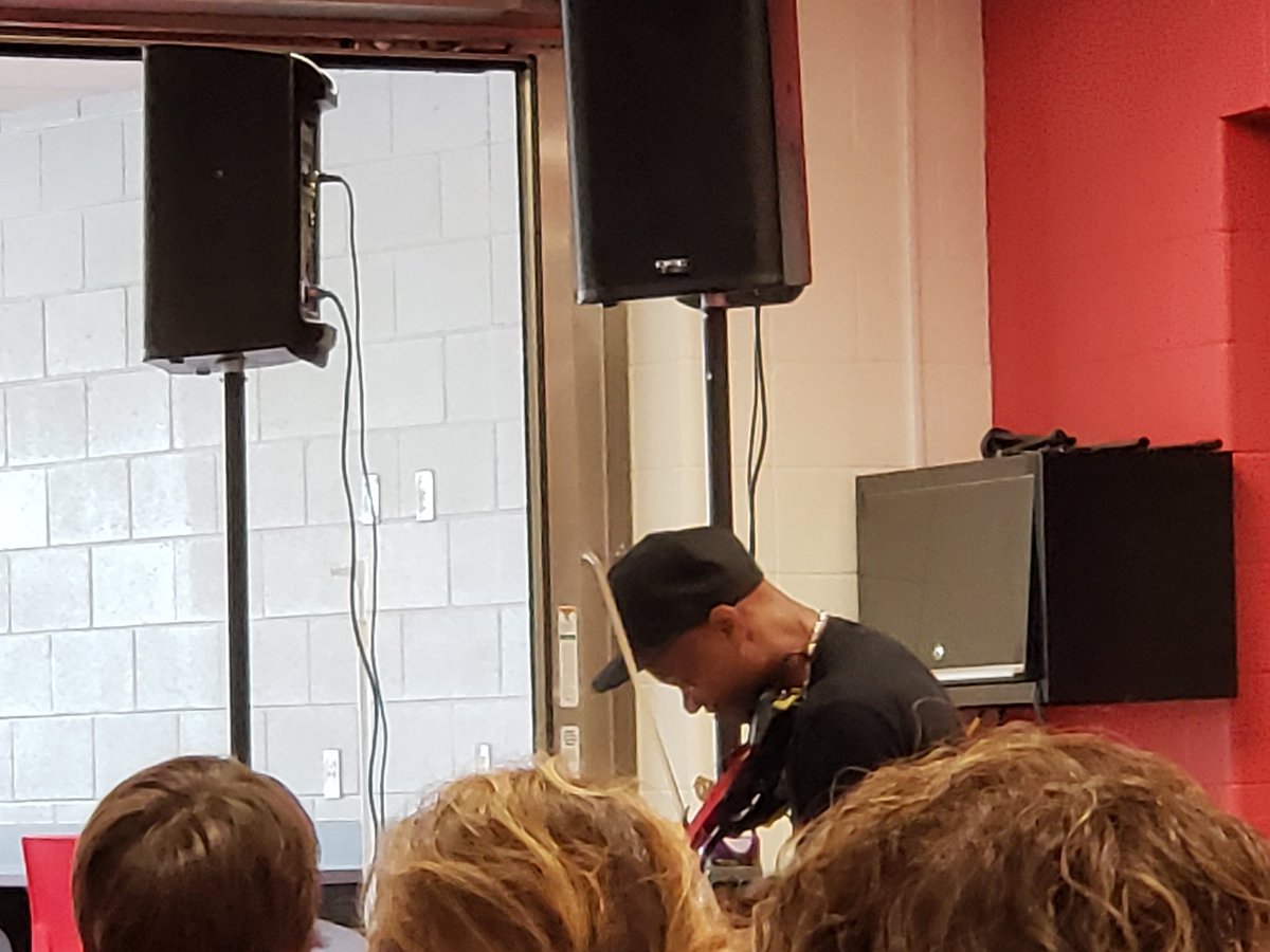 MsNietupski's tweet photo. Love that our district back to school speaker was a former music teacher turned DJ/motivator who shredded on violin, electric violin, rap, beat box,
&amp; beyond. His message was profound, delivered thru beautiful artistry/music/honesty/sincerity. Don't block your blessing 💜🥰🎶 https://t.co/LbMyK49jPM