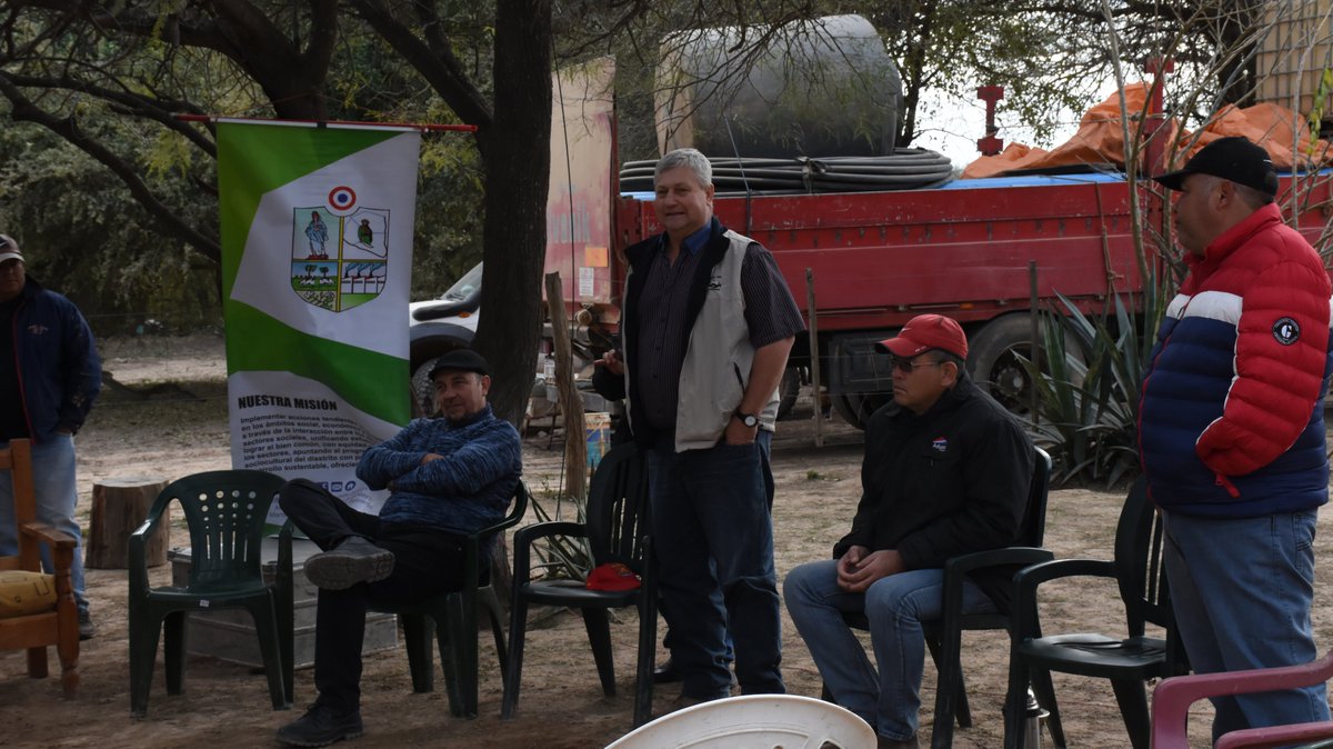 munimariscal's tweet photo. El intendente de la Municipalidad de Mariscal Estigarribia Elmer Vogt, en compañía del Coordinador de la Región Chaco de la ANDE, Trífilo Jara visitaron el día de ayer, la comunidad de Pozo Hondo. Informaron sobre el proyecto de electrificacion.
#MariscalSeVive! #ElChacoSeSiente! https://t.co/fkcguTZjZB