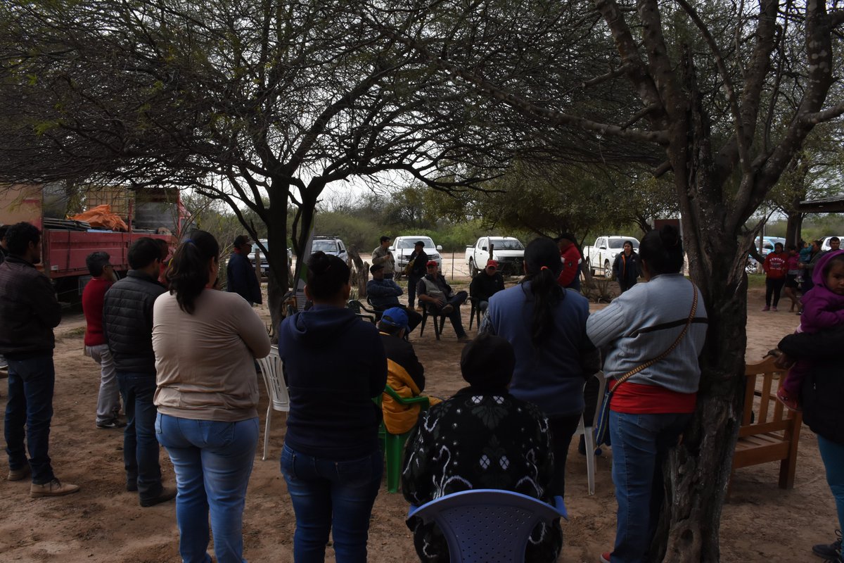 munimariscal's tweet photo. El intendente de la Municipalidad de Mariscal Estigarribia Elmer Vogt, en compañía del Coordinador de la Región Chaco de la ANDE, Trífilo Jara visitaron el día de ayer, la comunidad de Pozo Hondo. Informaron sobre el proyecto de electrificacion.
#MariscalSeVive! #ElChacoSeSiente! https://t.co/fkcguTZjZB