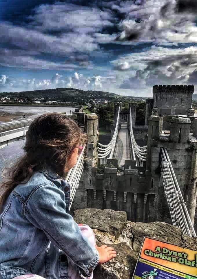 RobertsTrisha's tweet photo. Amazing clouds over @ConwyCastle @cadwcymru today with my granddaughter #dragon #wales https://t.co/VoZ95k65eb