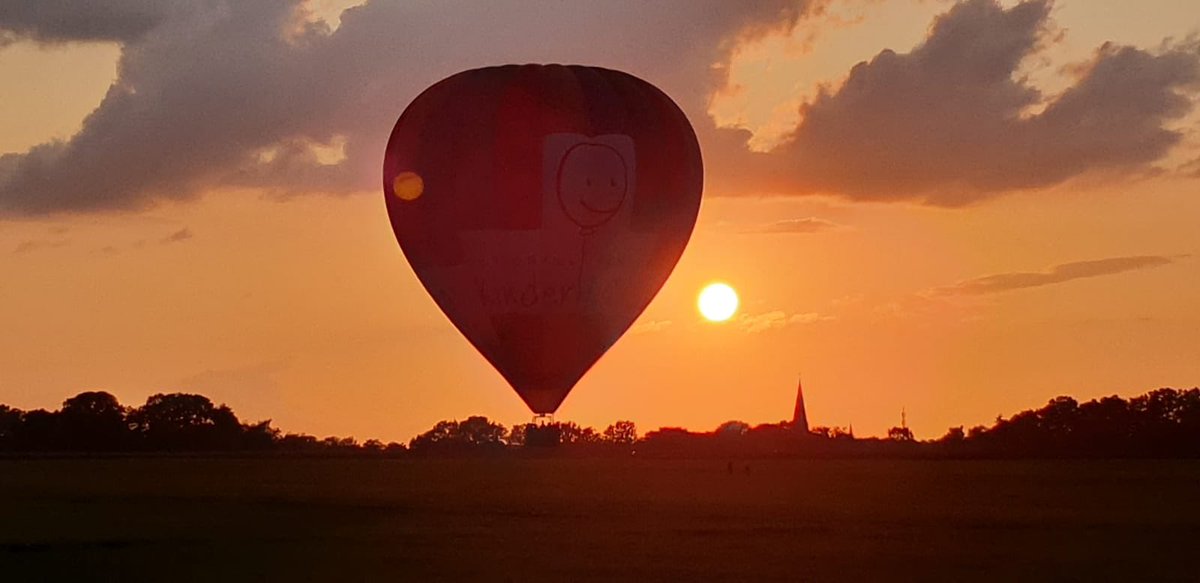 Nog minder dan 24 uur te gaan voordat de 29ste editie van Twente Ballooning van start gaat!

Deze foto is vanavond gemaakt boven Twente... 
De weerkaart ziet er prachtig uit voor de komende dagen. Reserveert u voor de laatste ballonvaarten via bit.ly/ballonvaarttwe…