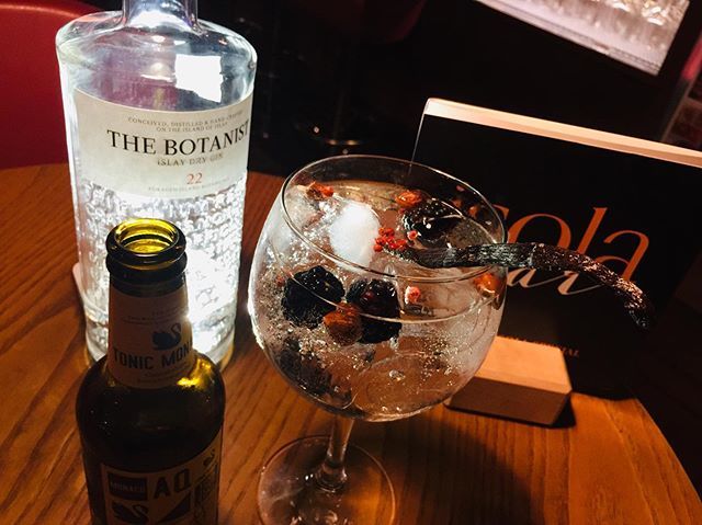 hotelisolabella's tweet photo. Concedetevi un buon gintonic,
ma fatto a regola d’arte .
•
#gintonic #ginandtonic #bartenders #bar #isolabar #goodlife #drinks #drinkgood #cocktails #barman #homebartender #ginspiration #hotelisolabella #isolabella #travel #aq #homebar #botanist #gin… https://t.co/omVqFErv8p https://t.co/4ivLNyG0j9