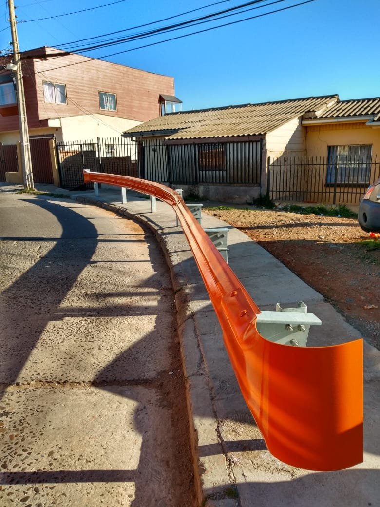 MunicipioValpo's tweet photo. Trabajando en la recuperación de Valparaíso del abandono. Gran parte de los recursos ahorrados ahora van al territorio. Gracias trabajadores municipales que día a día mejoran nuestras calles, barandas, escaleras... https://t.co/nE7qGNDTfO