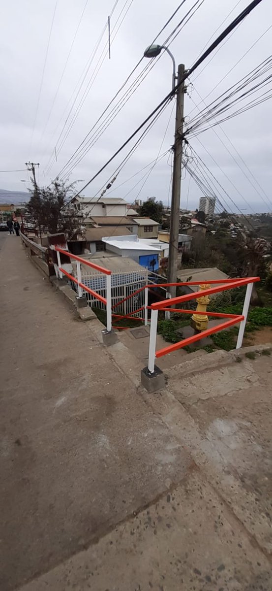 MunicipioValpo's tweet photo. Trabajando en la recuperación de Valparaíso del abandono. Gran parte de los recursos ahorrados ahora van al territorio. Gracias trabajadores municipales que día a día mejoran nuestras calles, barandas, escaleras... https://t.co/nE7qGNDTfO